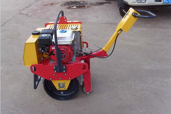 小型<a href='http://www.huazhufu.com' target='_blank'>壓路機(jī)</a>