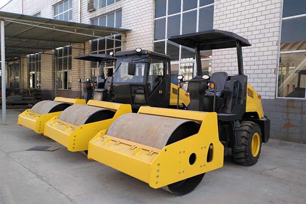 <a href='http://www.huazhufu.com' target='_blank'>壓路機(jī)</a>